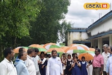 বেতনের টাকায় পড়ুয়াদের ছাতা বিতরণ, স্কুলছুট ঠেকাতে অভিনব উদ্যোগ!