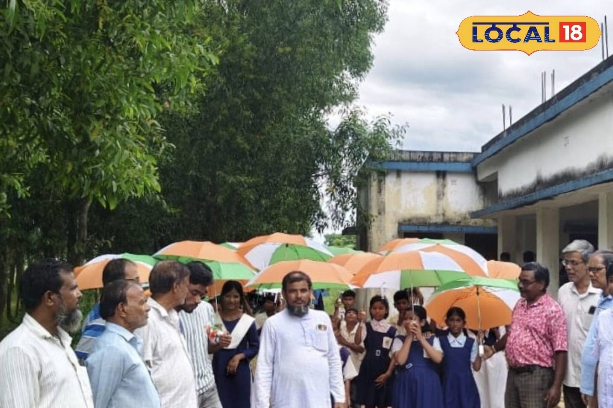বেতনের টাকায় পড়ুয়াদের ছাতা বিতরণ, স্কুলছুট ঠেকাতে অভিনব উদ্যোগ! এই প্রধান শিক্ষকের প্রশংসায় পঞ্চমুখ সব্বাই