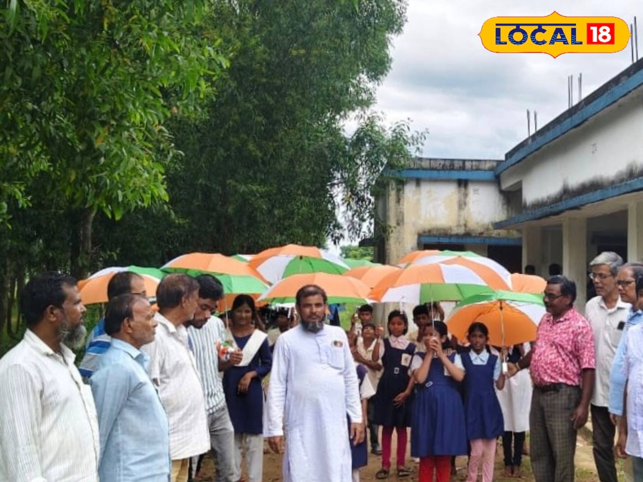 বেতনের টাকায় পড়ুয়াদের ছাতা বিতরণ, স্কুলছুট ঠেকাতে অভিনব উদ্যোগ!