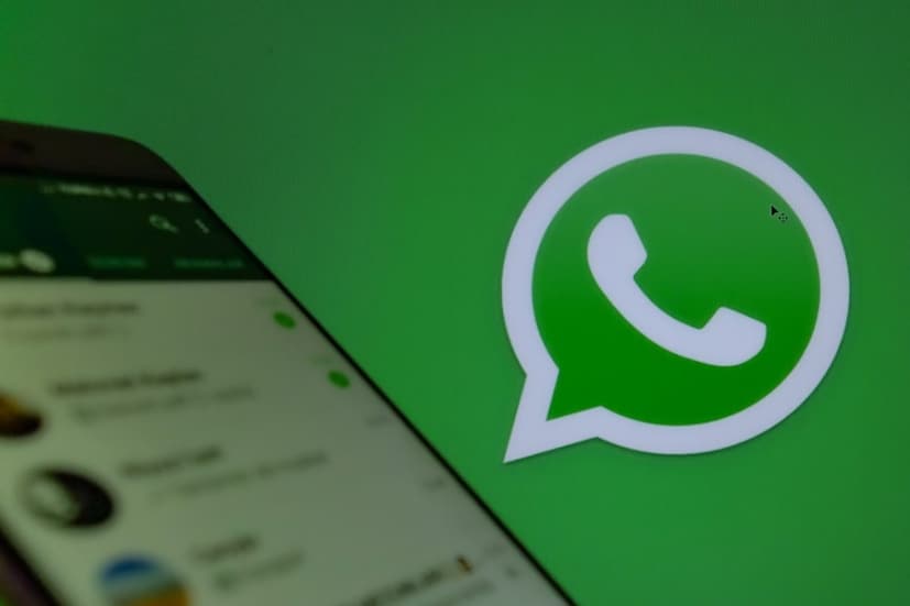 WhatsApp-এর লেটেস্ট বিটা ভার্সনে একটি নতুন রেকর্ড ভয়েস মেসেজ ফিচার দেখা গিয়েছে। আসলে যখন ব্যবহারকারী কলের জবাব দিতে পারছেন না, তখন যেভাবে কলার যে মেসেজ দিয়ে রাখেন, এটা অনেকটা সেভাবেই কাজ করবে।