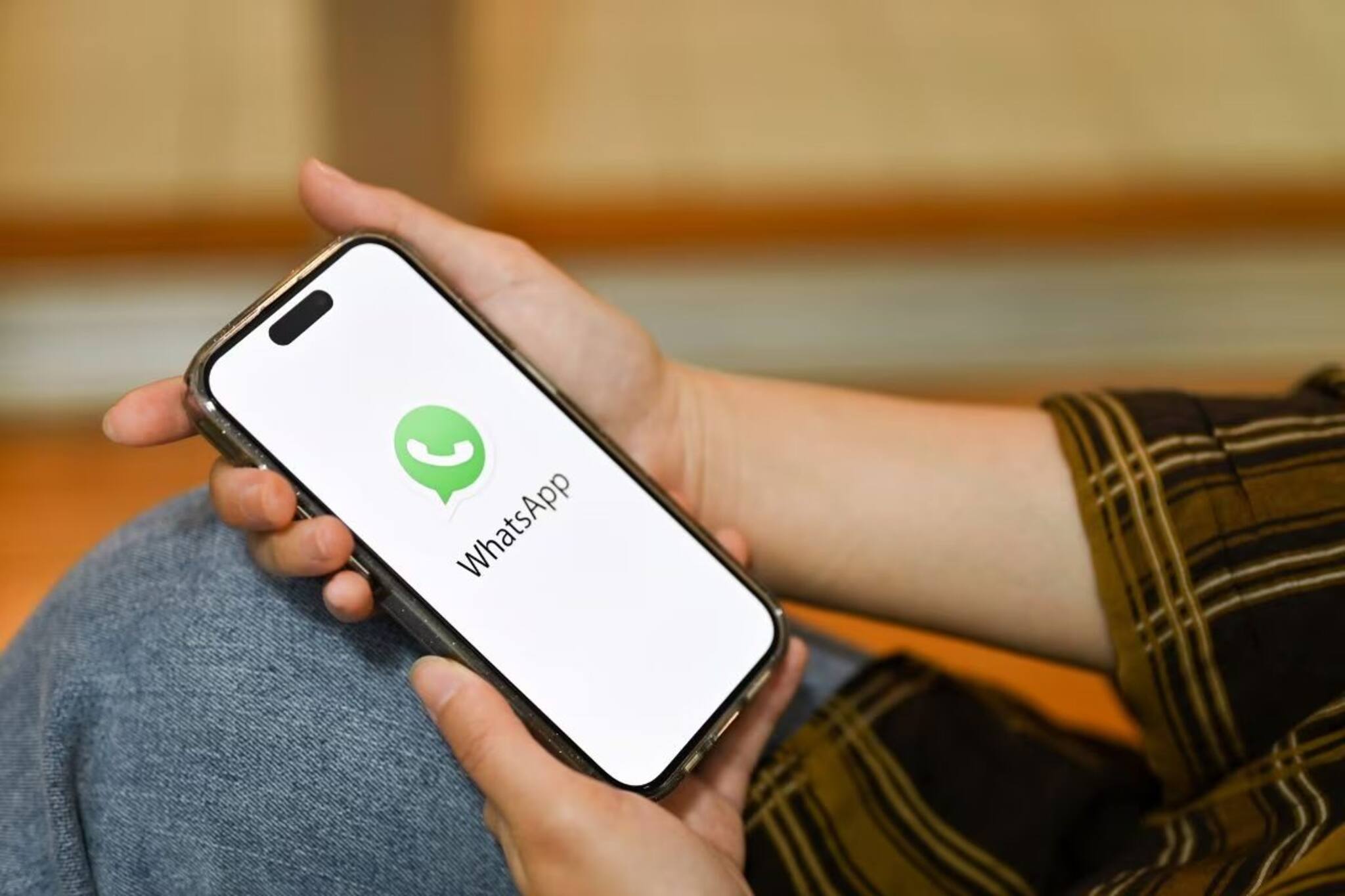 নিবিড় বন্ধুত্ব, মাখো মাখো প্রেম! WhatsApp-এ ভুলেও এই কাজগুলো করবেন না! পস্তাতে হবে...