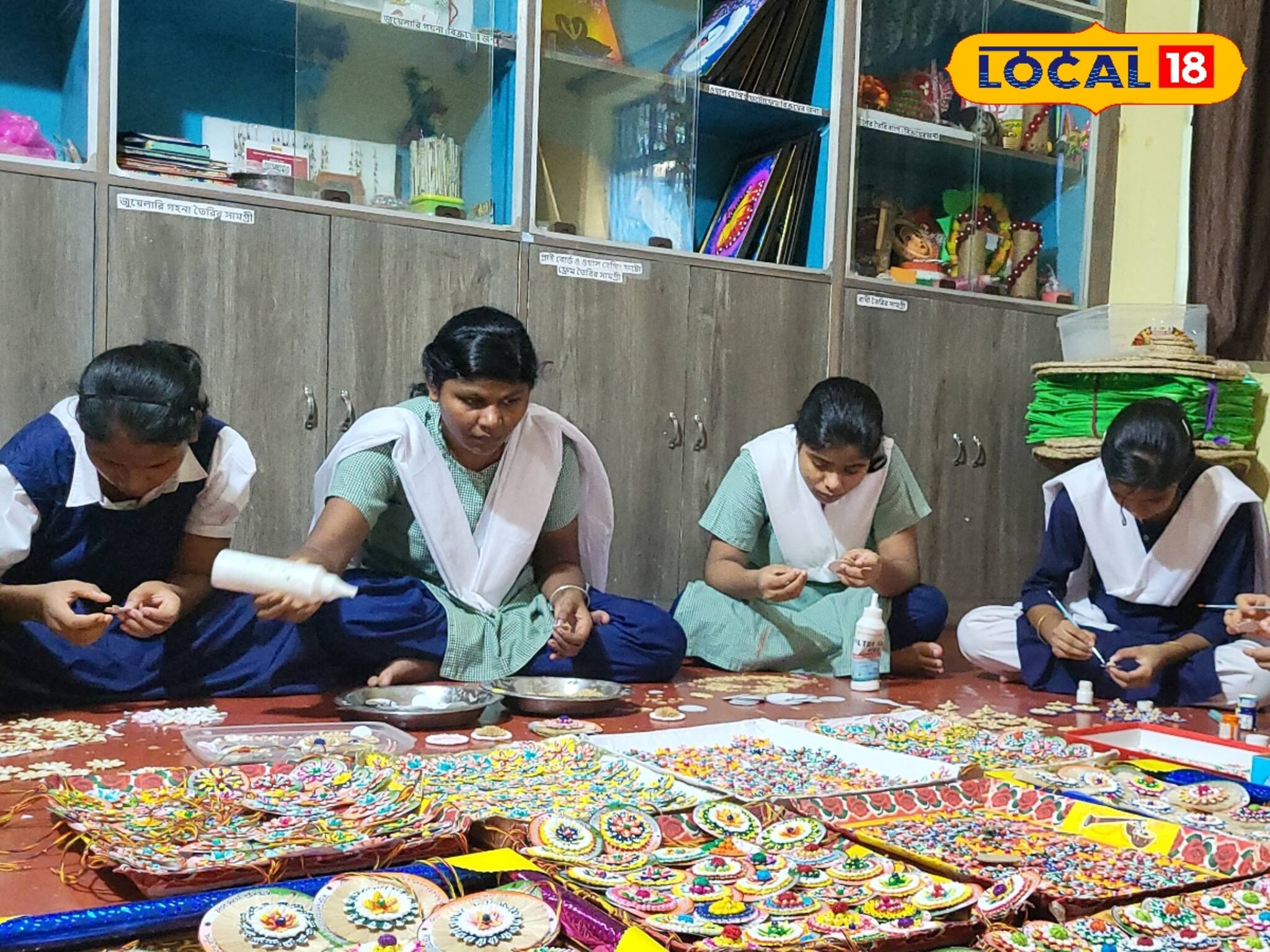 ছোলা, মটর, কুমড়োর বীজ, কাগজ দিয়ে এত সুন্দর জিনিস, বিশেষ সক্ষম মেয়েদের গুণ জানেন?