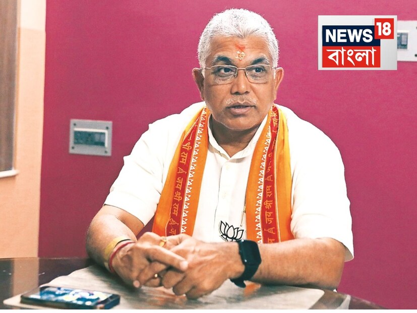 নবান্ন অভিযানের আগে ভোর ৪টে থেকে রীতিমতো ঘিরে ফেলা হয়েছে নবান্নের কমপক্ষে এক কিলোমিটার ব্যাসার্ধের এলাকাকে৷ আঁটসাঁটো নিরাপত্তার বলয়ে রাজ্যের প্রশাসনিক ভবন৷ এ নিয়ে কলকাতা হাইকোর্টে জনস্বার্থ মামলাও হয়েছে৷ কিন্তু, প্রতিবাদের অধিকারকে মান্যতা দিয়েছে আদালত৷ 