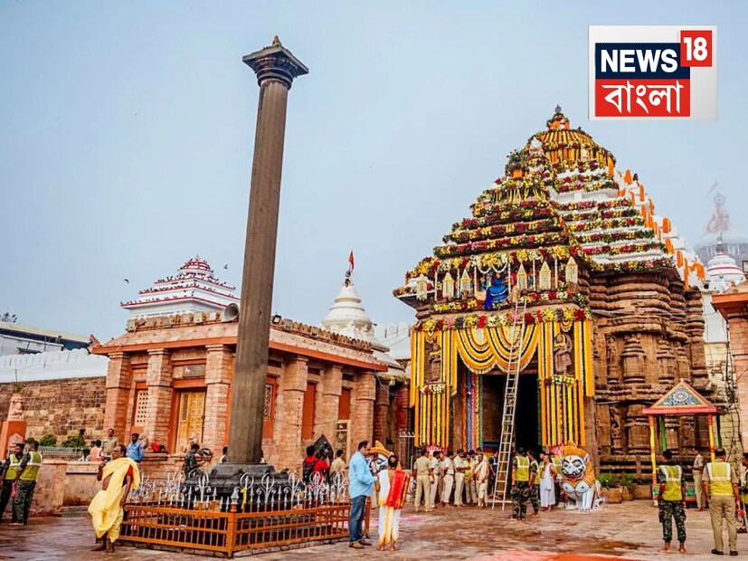 ওই যুবক এমন কিছু করতে শুরু করল যার জেরে মন্দির চত্বরে থাকা নিরাপত্তারক্ষীদের নজর পড়ে গেল ওর উপরে৷
