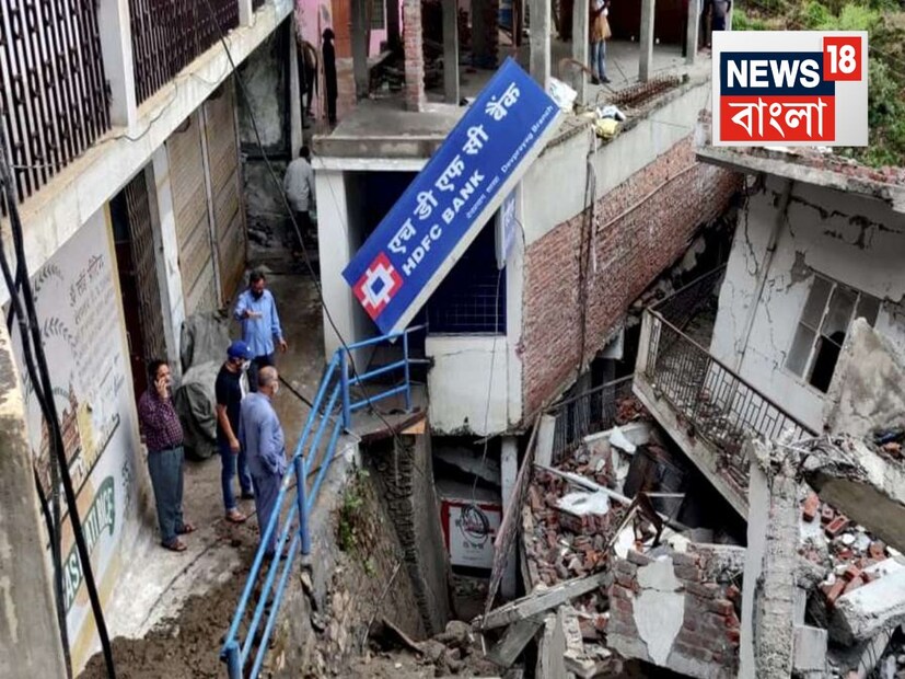উত্তরাখণ্ডর উত্তরকাশীর ধরলি গ্রামে কাদামাটির স্রোতের হুড়হুড় করে নেমে আসার ভিডিও ফুটেজ এখন সোশ্যাল মিডিয়ায় ভাইরাল৷ সেই ভিডিও দেখে হাড়হিম হয়ে যাচ্ছে সকলের৷ সকলেই আশঙ্কা করছেন, না জানি কতজন এই দুর্যোগে প্রাণ হারিয়েছেন৷ 