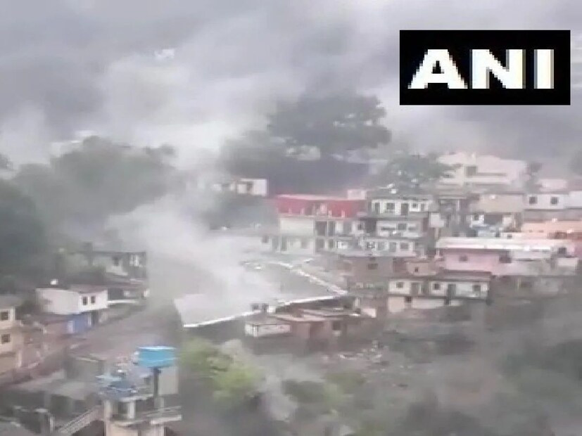 ক্ষীরগঙ্গা নদীর উপরে মেঘভাঙা বৃষ্টিতে হঠাৎ হড়পা বান৷ প্রায় নিশ্চিহ্ন হয়ে গিয়েছে ধরালি গ্রাম৷ বহু মানুষ চাপা পড়ে গিয়েছেন কাদা, পাথর জলের স্রোতের নীচে৷