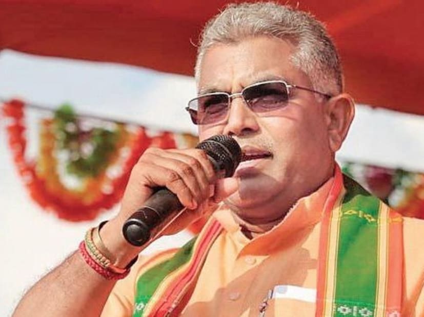 সিবিআই কে ঘিরে অভয়ার পরিবারের অভিযোগ প্রসঙ্গে দিলীপের মন্তব্য, ‘‘যখন এরকম জঘন্য ঘটনার সুবিচার পাওয়া যাবেনা তখনই এর সঙ্গে জড়িত সব পক্ষকে নিয়েই প্রশ্ন উঠবে। আদালতের কাছে গিয়ে বলা উচিত যা আপনারা নতুন করে তদন্ত শুরু করান। অনেক তথ্য আছে যা ইগনোর করা হয়েছে। যাদের দিয়ে করানো হয়েছে তাদের বাদ দিয়ে অন্যদের দিয়ে করান। কিন্তু সুবিচার হওয়া উচিত।’’ দিলীপের মন্তব্য, ‘‘কোন বড় ঘটনা হলে যার জন্য সরকার চাপে পড়তে পারে, যদি সরকারের ইমেজ খারাপ হয় তাতে সরকার ভয় দেখাবে। ডাক্তারদের বশে আনা সহজ সাসপেন্ড করা ট্রান্সফার করা যেগুলো ওরা করেছেন। সরকারের ভয় পাওয়া স্বাভাবিক যে সরকার স্বেচ্ছাচারী হয়ে যায়।’’