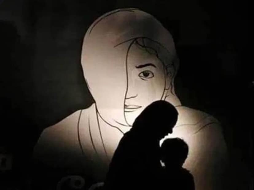 পরে তারা মহিলাকে হুমকি দেয় যে, পুলিশকে জানালে ভিডিওটি সোশ্যাল মিডিয়ায় আপলোড করা হবে। এরপর অভিযুক্তরা তাকে তার বাড়ির বাইরে ফেলে রেখে যায়। এরপর মহিলা পুলিশে ফোন করে বিষয়টি জানায়৷ 