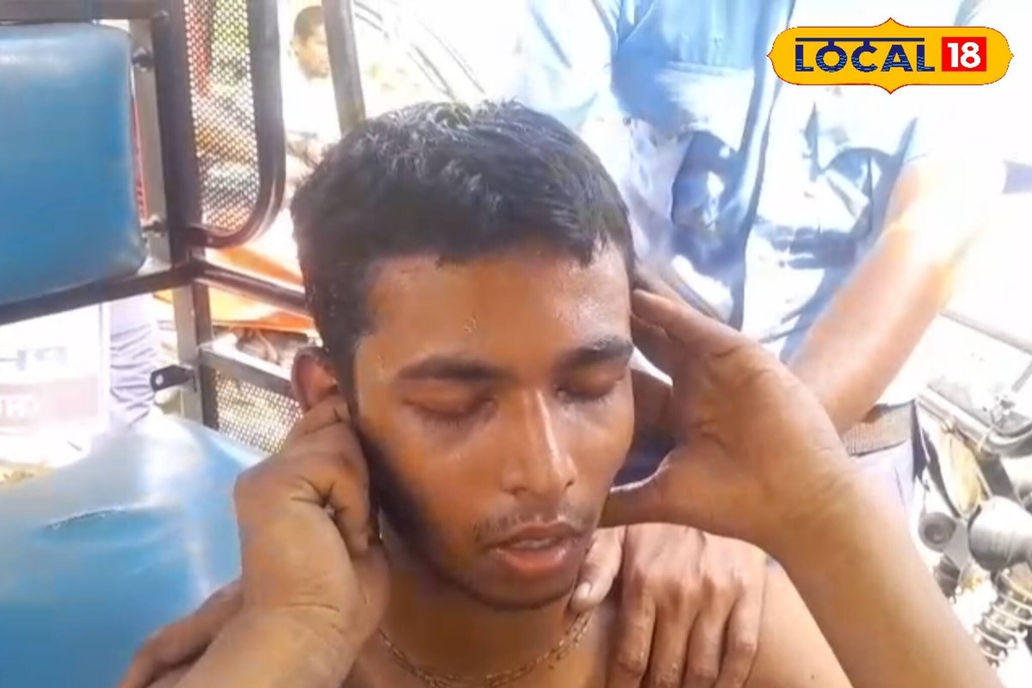 'ভগবান রক্ষা করো!' জাতীয় সড়কে কাঠফাটা রোদে দাঁড়িয়ে যুবকের প্রার্থনা, জানুন আসল ঘটনা