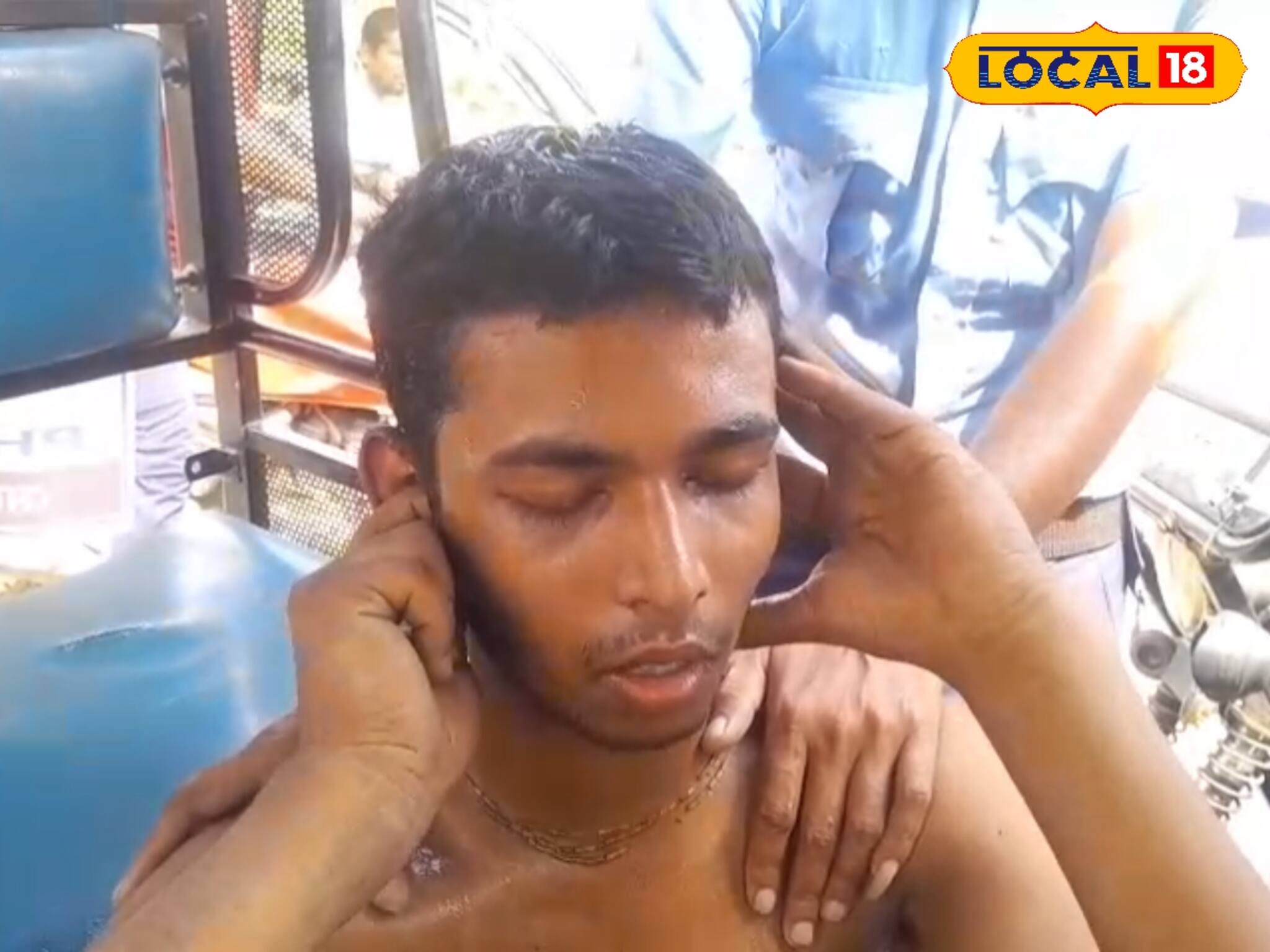 'ভগবান রক্ষা করো!' জাতীয় সড়কে কাঠফাটা রোদে দাঁড়িয়ে যুবকের প্রার্থনা, জানুন আসল ঘটনা