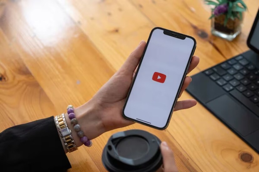 কখন YouTube-এর Play Button পাবেন ক্রিয়েটররা? ১. যখন ক্রিয়েটররা সাবস্ক্রাইবার মাইলফলক স্পর্শ করেন, তখন তাঁদের পুরস্কার দেয় YouTube। যাকে বলা হয় Creator Awards। এর তিনটি প্রধান প্লে বাটন রয়েছে। ২. Silver Play Button: চ্যানেলে ১ লক্ষ গ্রাহক সংখ্যা পূর্ণ হলে ক্রিয়েটররা পেয়ে যান এই বাটন।