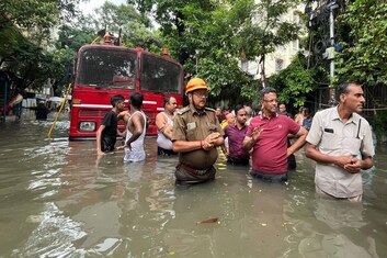 আজ রাত ২.২৩...! গঙ্গায় ধেয়ে আসবে বান, বাড়বে জলস্তর, বন্ধ থাকবে লকগেট! ফের বানভাসী কলকাতা?