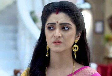 "শরীর দেখিয়ে রোজগার করি না"!স্লিভলেস ব্লাউজ-ছোট পোশাক নিয়ে এ কী কথা বললেন শ্বেতা,তোলপাড়