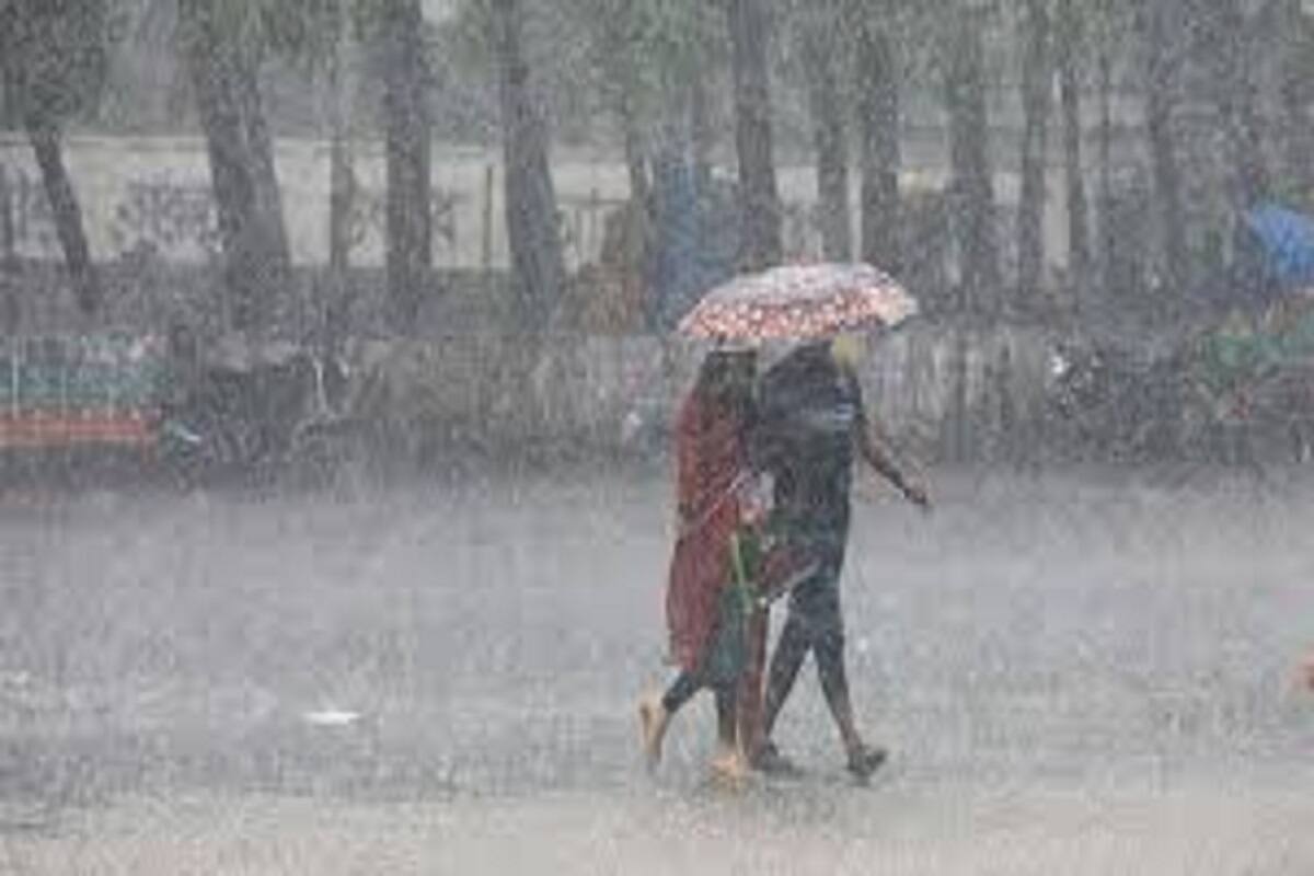 দক্ষিণবঙ্গের জেলায় জেলায় ঝড়বৃষ্টির সতর্কতার কথা জানিয়েছে আবহাওয়া দফতরের পক্ষ থেকে ৷ নিম্নচাপ সংক্রিয় হওয়ার ফলে আগামী আরও ৭২ ঘণ্টা কপালে দুর্ভোগ রয়েছে ৷ প্রতীকী ছবি ৷