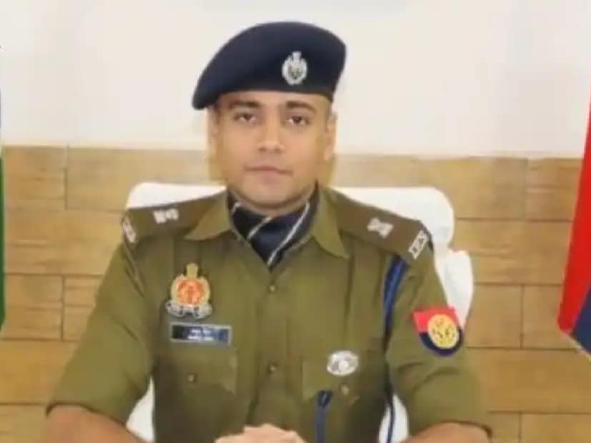 শুনে অবিশ্বাস্য লাগলেও, বাস্তবে এটাই সত্যি। বর্তমানে উত্তরপ্রদেশের আলিগড় জেলায় এএসপি পদে আসীন রয়েছে অমৃত জৈন। আদতে তিনি রাজস্থানের ভিলওয়াড়ার বাসিন্দা। ওয়ারেঙ্গলের এনআইটি- তে ইলেকট্রিকাল ইঞ্জিনিয়ারিং নিয়ে পড়াশোনা করেছেন অমৃত। বি টেক ডিগ্রি পাওয়ার পর সুদূর চেক প্রজাতন্ত্রের বিশ্ববিদ্যালয়ে পড়াশোনা করতে যান তিনি। প্রাগের Czech Technical University- তে উচ্চস্তরের শিক্ষালাভ করার পর হায়দরাবাদের একটি বেসরকারি সংস্থার নিজের কেরিয়ার শুরু করেছিলেন অমৃত। তখন থেকেই ইউপিএসসি সিভিল সার্ভিসে সাফল্য লাভের আকাঙ্খা দেখা দেয় তাঁর মধ্যে। আর তারপরই শুরু হয় কঠোর পরিশ্রম। 