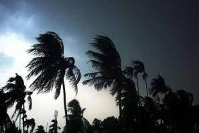 উত্তরবঙ্গে ভারী বৃষ্টি চলবে। বিক্ষিপ্তভাবে বজ্রবিদ্যুৎ-সহ হালকা-মাঝারি বৃষ্টি সব জেলাতেই। সঙ্গে ৩০ থেকে ৪০ কিলোমিটার গতিবেগে দমকা ঝোড়ো বাতাসের সতর্কতা। ভারী বৃষ্টি চলবে বুধবার পর্যন্ত। প্রতীকী ছবি ৷
