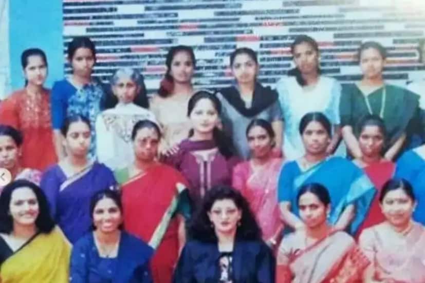 তা সত্ত্বেও বাহুবলী ২ অনুষ্কা শেঠির কেরিয়ারের সর্বোচ্চ আয়ের ছবি হয়ে ওঠে। সম্প্রতি তিনি ঘাটি ছবিতে অভিনয় করেছেন। ৪০ বছর বয়সেও একজন প্রধান অভিনেত্রী হিসেবে নিজের স্থান ধরে রেখেছেন তিনি। অভিনয় জীবনের আগে অনুষ্কা শেঠি বেঙ্গালুরুর ইস্টউড স্কুলে যোগ শিক্ষিকা হিসেবে কাজ করতেন, যা অনেকেরই অজানা।