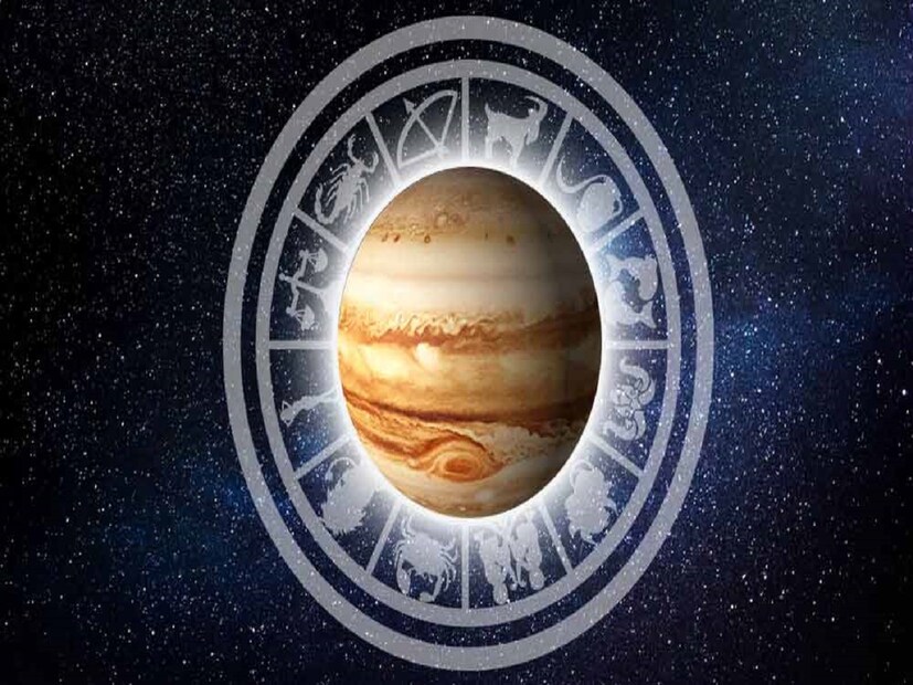 ১২ সেপ্টেম্বর শুক্রবার এবং এই দিনে শুক্র গ্রহ অনেক শুভ যোগ তৈরি করছে। আজকের তিথির কথা বলতে গেলে, আশ্বিন মাসের কৃষ্ণপক্ষের পঞ্চমীর পরের দিন, ষষ্ঠী তিথি পড়ছে। এই দিনে, আজ চন্দ্রের গোচর মেষ থেকে বৃষ রাশিতে ঘটতে চলেছে। এই পরিস্থিতিতে, আজ চন্দ্র এবং শুক্রের মধ্যে রাশি পরিবর্তনের যোগ হবে কারণ শুক্র চন্দ্রের রাশি বৃষ রাশিতে বসে থাকবে। এই পরিস্থিতিতে, আজ চন্দ্রও শশী যোগ তৈরি করবে, অন্যদিকে ভরাণীর পরে, কৃত্তিকা নক্ষত্রের কারণে, রবি যোগের একটি শুভ মিলনও রয়েছে। এই পরিস্থিতিতে, দেবী লক্ষ্মীর আশীর্বাদ এবং শশী যোগের শুভ প্রভাবে আজ বৃষ, কর্কট, কন্যা, তুলা এবং কুম্ভ রাশির জাতক জাতিকাদের জন্য শুভ এবং কল্যাণকর হবে। তাহলে আসুন বিস্তারিতভাবে জেনে নিই আজকের ভাগ্যবান রাশিফল ১২ সেপ্টেম্বর শুক্রবার এবং এই দিনে শুক্র গ্রহ অনেক শুভ যোগ তৈরি করছে। আজকের তিথির কথা বলতে গেলে, আশ্বিন মাসের কৃষ্ণপক্ষের পঞ্চমীর পরের দিন, ষষ্ঠী তিথি পড়ছে। এই দিনে, আজ চন্দ্রের গোচর মেষ থেকে বৃষ রাশিতে ঘটতে চলেছে। এই পরিস্থিতিতে, আজ চন্দ্র এবং শুক্রের মধ্যে রাশি পরিবর্তনের যোগ হবে কারণ শুক্র চন্দ্রের রাশি বৃষ রাশিতে বসে থাকবে। এই পরিস্থিতিতে, আজ চন্দ্রও শশী যোগ তৈরি করবে, অন্যদিকে ভরাণীর পরে, কৃত্তিকা নক্ষত্রের কারণে, রবি যোগের একটি শুভ মিলনও রয়েছে। এই পরিস্থিতিতে, দেবী লক্ষ্মীর আশীর্বাদ এবং শশী যোগের শুভ প্রভাবে আজ বৃষ, কর্কট, কন্যা, তুলা এবং কুম্ভ রাশির জাতক জাতিকাদের জন্য শুভ এবং কল্যাণকর হবে। তাহলে আসুন বিস্তারিতভাবে জেনে নিই আজকের ভাগ্যবান রাশিফল