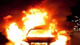 এভাবেই দাঊদাউ করে জ্বলে ওঠে গাড়ি এভাবেই দাঊদাউ করে জ্বলে ওঠে গাড়ি