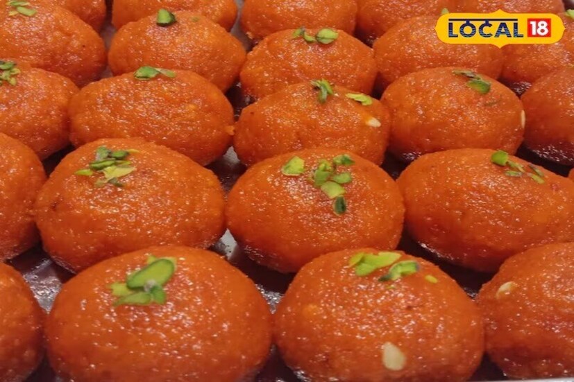 *উপকরণ: বাড়িতে সহজেই মতিচুরের লাড্ডু তৈরির জন্য কিছু সহজ উপাদান যথেষ্ট। গৃহিণী শ্রীমতি অনিতা দেবীর দেওয়া বিবরণ অনুসারে, এই লাড্ডু বানাতে বেসন, ঘি, চিনি, জল এবং এলাচ গুঁড়ো লাগবে। সাজসজ্জার জন্য বাদাম, পেস্তা, লবঙ্গ বা রূপালি ফয়েল ব্যবহার করা যেতে পারে। আপনি চাইলে হালকা জাফরান বা কমলা রঙের খাবার যোগ করতে পারেন।