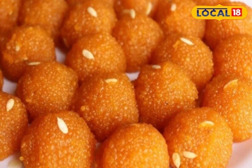 *লাড্ডু তৈরির পদ্ধতি: বুন্দির ব্যাটার তৈরির জন্য প্রথমে বেসন ছেঁকে পানিতে মিশিয়ে মসৃণ, পাতলা মিশ্রণ তৈরি করুন। মিশ্রণটি এমন হওয়া উচিত যাতে ময়দা চালুনি দিয়ে যাওয়ার সময় ছোট ছোট বুন্দির দানা বেরিয়ে যায়। এই মিশ্রণে যদি আপনি সামান্য খাবারের রঙ যোগ করেন, তাহলে লাড্ডুগুলি বাইরে থেকে কেনা লাড্ডুগুলির মতো দেখাবে।