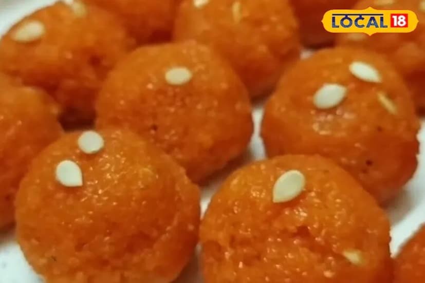 *বুন্দি ভাজা: এবার গরম ঘি দিয়ে বুন্দি ভাজুন। যদি আপনি এই মিশ্রণটি চালুনির সাহায্যে ঘিতে রাখেন, তাহলে ছোট ছোট দানা তৈরি হবে। হালকা সোনালি না হওয়া পর্যন্ত ভাজুন এবং সেগুলো তুলে ফেলুন। চিনির সিরাপ তৈরি করুন একটি পাত্রে চিনি এবং মিশিয়ে। এই সিরাপে এলাচ গুঁড়ো যোগ করুন এবং মিশিয়ে নিন। ইচ্ছা করলে স্বাদ বাড়ানোর জন্য গোলাপ জল বা জাফরান যোগ করতে পারেন।