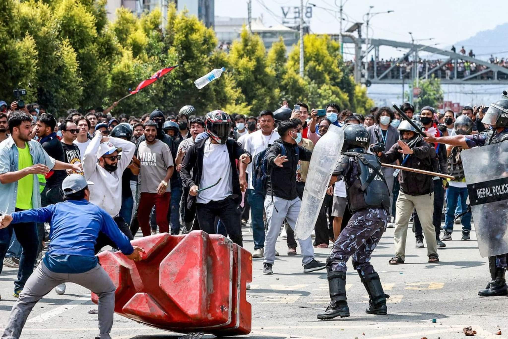 নেপালে ফের জেন Z বিক্ষোভ! একাধিক শহরে কারফিউ জারি, দেখুন ভিডিও