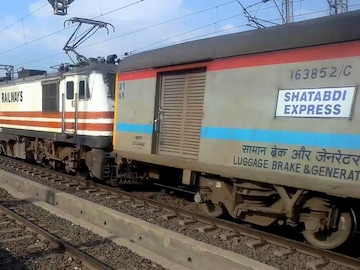 দীর্ঘদিনের দাবি, অবশেষে শতাব্দী এক্সপ্রেস দাঁড়াবে এই অতি পরিচিত রেল স্টেশনে, খুশির হাওয়া দীর্ঘদিনের দাবি, অবশেষে শতাব্দী এক্সপ্রেস দাঁড়াবে এই অতি পরিচিত রেল স্টেশনে, খুশির হাওয়া