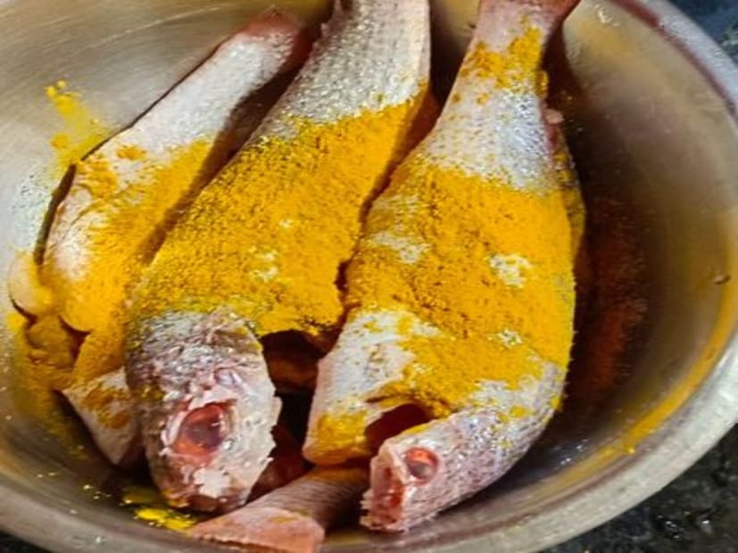 এই কারণেই আপনার খাদ্যতালিকায় এই মাছ অন্তর্ভুক্ত করা আপনার শরীর এবং মনকে সুরক্ষিত করার একটি সুস্বাদু এবং প্রাকৃতিক উপায় হতে পারে। হৃদপিণ্ড এবং মস্তিষ্কের স্বাস্থ্যের জন্য ওমেগা-৩ সমৃদ্ধ সেরা ফ্যাটি মাছ কোনগুলি? দেখুন তালিকা।