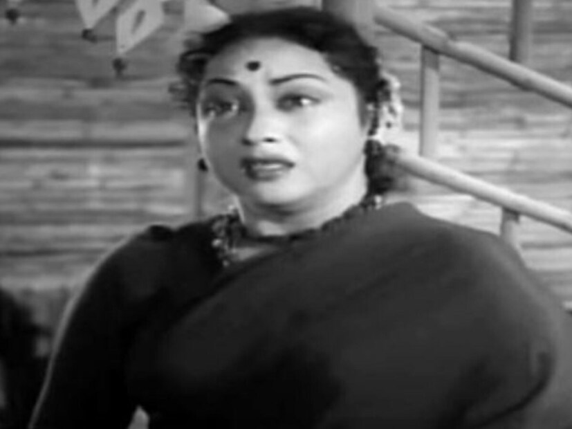 ১৯২৬ সালে অন্ধ্রপ্রদেশে জন্মগ্রহণকারী পুষ্পবল্লী খুব অল্প বয়সেই সিনেমার প্রতি আকৃষ্ট হন। মাত্র ১২ বছর বয়সে তিনি সম্পূর্ণ রামায়ণম (১৯৩৬) ছবিতে সীতার ভূমিকায় অভিনয় করেন। এই চলচ্চিত্রে তিনি ৩০০ টাকা পারিশ্রমিক পেয়েছিলেন, যা সেই সময়ে একটি রাজকীয় অঙ্ক ছিল, যা পুরুষ নায়কের আয়কেও ছাড়িয়ে যায়। 