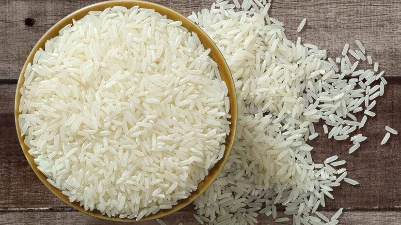 *চালের ভেজাল: প্লাস্টিকের চাল বর্তমানে বাজার ছেয়েছে। এখন প্লাস্টিকের চালের ভেজাল অনেক মানুষকে ভীত করছে। আলু, মিষ্টি আলু বা প্লাস্টিকের মতো উপকরণ দিয়ে কৃত্রিম চাল তৈরি করা হয় এবং আসল চালের সাথে মিশিয়ে দেওয়া হয়। এটি একটি গুজব যা সোশ্যাল মিডিয়ায় ভাইরাল হচ্ছে। এই ধরনের ভেজাল খুব কমই ঘটতে পারে। কিন্তু আপনি যদি এগুলি রান্না করে খান, তাহলে গুরুতর স্বাস্থ্য সমস্যা দেখা দিতে পারে।