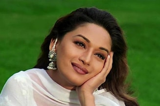 কানাডার অনুষ্ঠানে মাধুরীকে নিয়ে বিশৃঙ্খলা, 'তিন ঘণ্টা দেরিতে কেন?' কাঠগড়ায় অভিনেত্রীর টিম