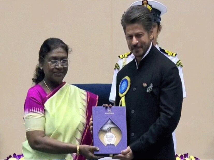 মঙ্গলবার ৭১তম জাতীয় পুরস্কারের মঞ্চে সেরা অভিনেতা হিসেবে কিং খানের হাতে পুরস্কার তুলে দিলেন রাষ্ট্রপতি দ্রৌপদী মুর্মু।