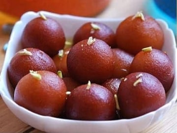 পুজোয় দেদার চলবে মিষ্টি-খানাপিনা! মিষ্টির ক্যালোরি ঝরাতে কতটা হাঁটবেন? রইল ডাক্তারের টিপস পুজোয় দেদার চলবে মিষ্টি-খানাপিনা! মিষ্টির ক্যালোরি ঝরাতে কতটা হাঁটবেন? রইল ডাক্তারের টিপস