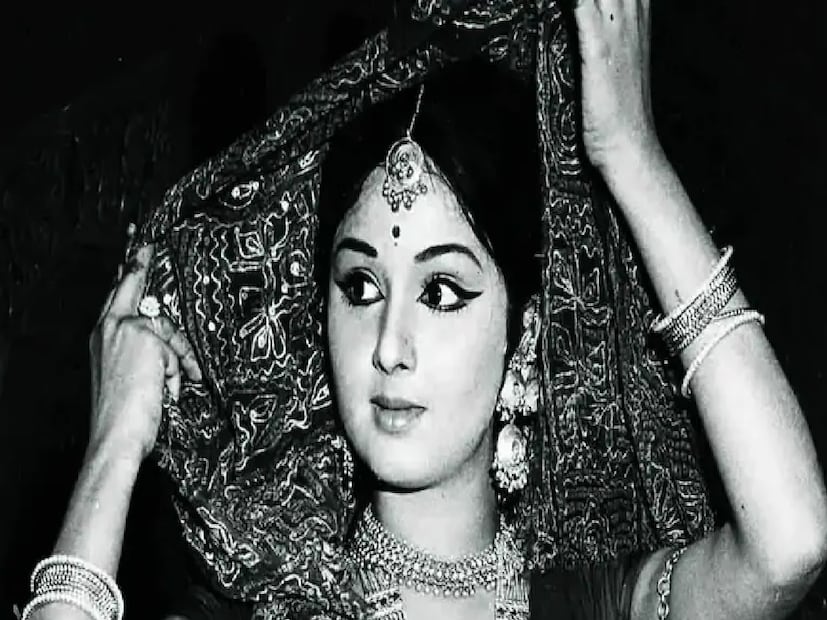 তিনি লীনা চন্দভরকর। ৭০-৮০র দশকে হিন্দি সিনেমার জনপ্রিয় নায়িকা। ১৯৫০ সালে কর্নাটকে, কোঙ্কনি পরিবারে লীনার জন্ম। বাবা ছিলেন ভারতীয় সেনায়। ছোট থেকেই শিল্পের প্রতি টান লীনার। স্কুলেও নাটক করতেন। অল্প বয়স থেকেই শুরু করেন মডেলিং। মাত্র ১৫ বছর বয়সে তিনি একটি সৌন্দর্য প্রতিযোগিতার ফাইনালে পৌঁছন। তার পরই পা রাখেন সিনেমায়।