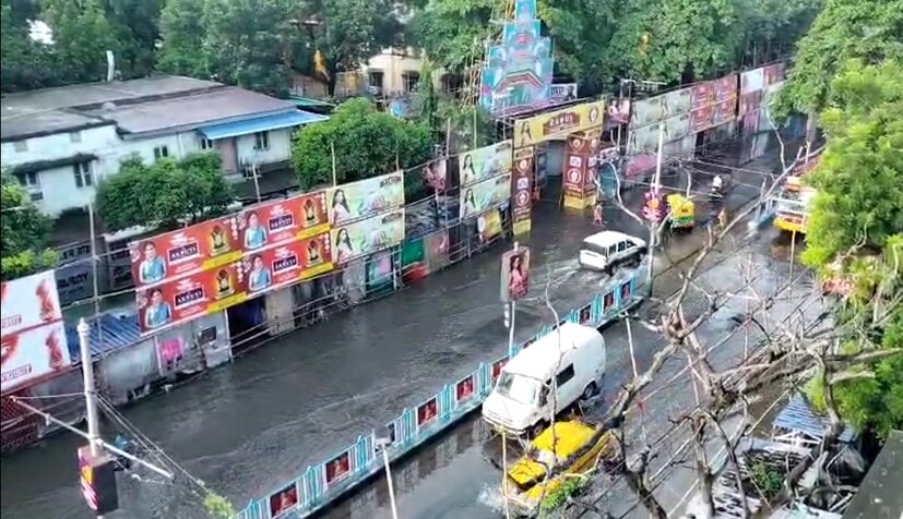 রাজা রামমোহন রায় সরণিতেও জল। ২৪ ঘণ্টা পরও কেশব সেন স্ট্রিট ক্রসিংয়ে জল জমে রয়েছে।জল সরানোর চেষ্টায় পুর কর্মীরা। তবে, গতকালের তুলনায় আজ জল অনেকটা কমেছে। মঙ্গলবার  সকালেও ঠনঠনিয়ায় জমে জল। যুদ্ধকালীন তৎপরতায় পাম্প চালিয়ে জল সরানোর চেষ্টায় পুরসভা। গতকালের তুলনায় আজ জল অনেকটা কমেছে।