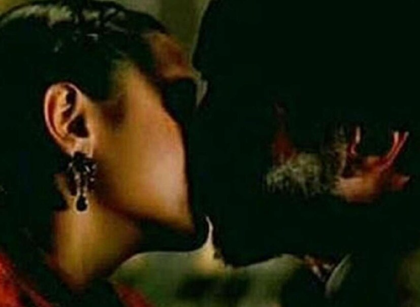 অভিষেক এবং রানির সম্পর্কে ধূমকেতুর মতো আছড়ে পড়ল ‘ব্ল্যাক’ ছবির সেই অন্তরঙ্গ দৃশ্য। চিত্রনাট্যের প্রয়োজনে রানির ঠোঁটে চুমু খেয়েছিলেন অমিতাভ। আর তাতেই রানি চোখের বিষ হয়ে উঠলেন অভিষেক আর জয় বচ্চনের।