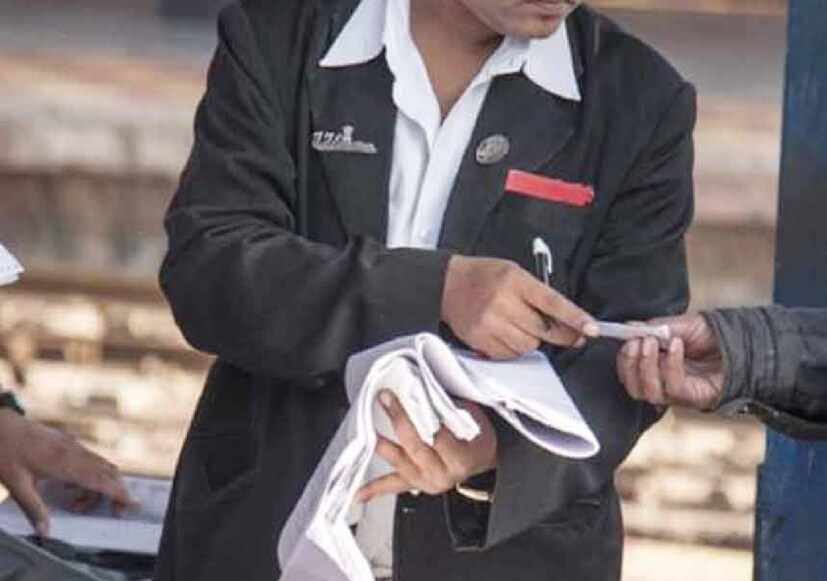 টিকিট পরীক্ষকের এহেন আচরণে রেগে যান তরুণী। ঘটনার উল্লেখ করে তিনি নেটাগরিকদের কাছে জানতে চান যে, অন্য কেউ এই ধরনের পরিস্থিতির সম্মুখীন হয়েছেন কিনা।