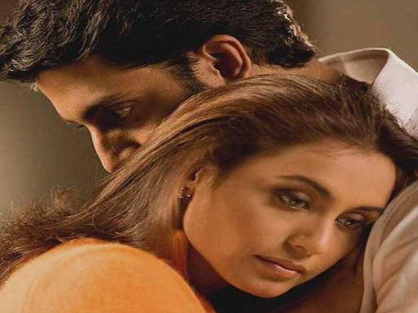 কথা হচ্ছে রানি মুখোপাধ্যায় আর অভিষেক বচ্চনের! একসময় বলিটাউনের অলিতে গলিতে কান পাতলেই শোনা যেত, দু'জনের প্রেম কাহিনির নানা মুখরোচক কিস্যা। মাঝখানে নাকি গোল পাকালেন অমিতাভ বচ্চন। ৩৫ বছরের ছোট রানিকে অনস্ক্রিনে চুমু খেয়েছিলেন বলিউডের ‘শাহেনশা’ অমিতাভ ! বলিউডের গুঞ্জন, বাবার সঙ্গে ঘনিষ্ঠ দৃশ্যে অভিনয় করেছেন বলে প্রেমিকা রানির উপর রেগে গিয়ে সম্পর্কটাই ভেঙে দিয়েছিলেন অভিষেক বচ্চন।  