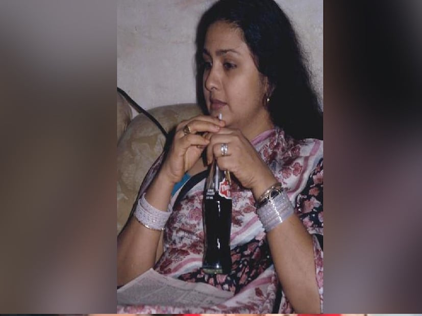 স্বামীকে হারিয়ে বাবা-মায়ের কাছে ফিরে যান ২৭-এর লীনা। কিন্তু সেখানেও তাঁর নামের পাশে বসে যায় 'অশুভ' তকমা। লীনা ঠিক করেন ফের কাজে ফিরবেন। 