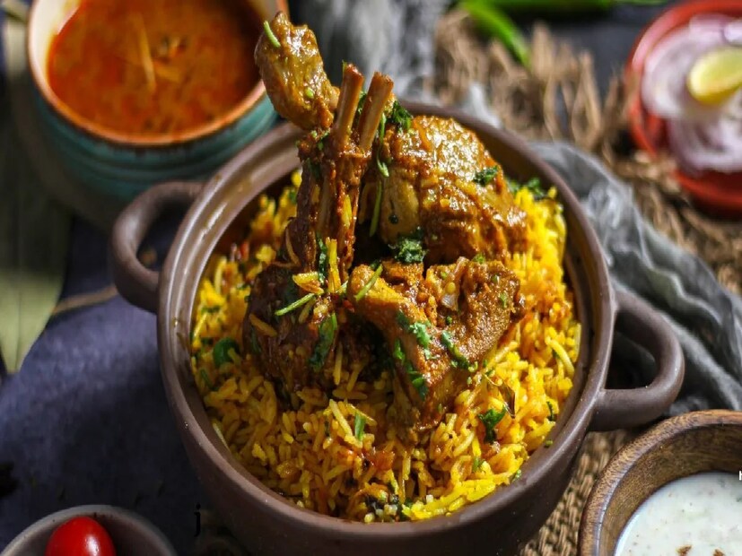 নবাবী এই খাবার দেশের বিভিন্ন জায়গায় নানা ধরনের পদ্ধতিতে রান্না করা হয়। চাল, মাংস ও মশলার এই মিশ্রণ কলকাতায় এসে একেবারে নিজস্ব রূপ নিয়েছে। কলকাতার বিরিয়ানিতে আলু ও ডিম বিশেষ যোগ। 