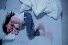 Hypnic Jerk: ঘুমের ঘোরে আচমকা শরীর কেঁপে ওঠে? মনে হয় খাট থেকে পড়ে যাবেন? কেন হয় এমন? কীভাবে বাঁচবেন জানুন