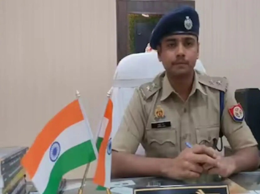 UPSC সিভিল সার্ভিসেস পরীক্ষায় উত্তীর্ণ হওয়া অনেকের কাছেই স্বপ্ন। কিন্তু এমন কেউ কেউ আছেন যাঁরা একাধিকবার এই পরীক্ষায় উত্তীর্ণ হয়েছেন। এমনই একজন হলেন আইপিএস অমৃত জৈন। তিনি একবার বা দু'বার নয়, টানা চারবার এই পরীক্ষায় উত্তীর্ণ হয়েছেন। বর্তমানে তিনি উত্তর প্রদেশের আলিগড়ে এএসপি হিসেবে কর্মরত। আসুন তাঁর যাত্রা সম্পর্কে আরও জেনে নেওয়া যাক। তাও আবার পরপর চারবার এবং কোনও প্রকার কোচিংয়ের সাহায্য ছাড়াই। 