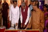সপ্তমীর সন্ধ্যায় সুরুচি সংঘের পুজোয় কপিল দেব, বাজালেন ঢাক! দেখুন