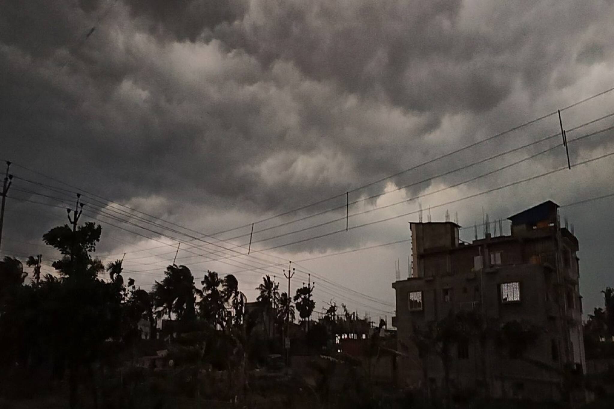 ৪৮ ঘণ্টায় ভোলবদল আবহাওয়ার, গরমের অস্বস্তি কাটিয়ে বৃষ্টি ৯ জেলায়! কখন-কোথায় ভিজবে? জানুন