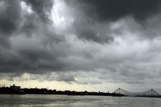 শুক্রে বৃষ্টি বাড়বে, কলকাতা-সহ দক্ষিণের ১০ জেলায় নিম্নচাপ-ঘূর্ণাবর্তের চোখরাঙানি! জানুন