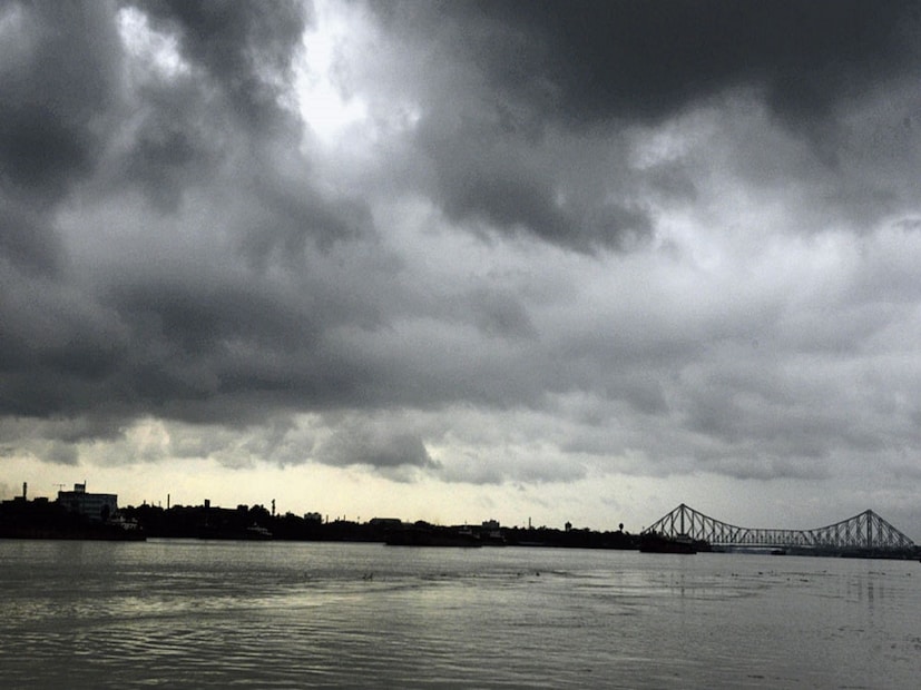 পুজোর মধ্যেই আবার নিম্নচাপ! আন্দামান সাগরে ঘূর্ণাবর্ত ঘনীভূত হবে ৩০ সেপ্টেম্বর। এর প্রভাবে মধ্য এবং উত্তর বঙ্গোপসাগর এলাকায় একটি নিম্নচাপ তৈরি সম্ভাবনা ১ অক্টোবর নবমীর দিন।