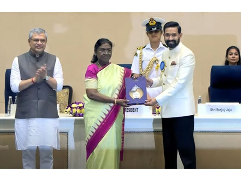 সেরা অভিনেতা হিসেবে ‘টুয়েলভথ ফেল’-এর জন্য যৌথভাবে পুরস্কৃত হলেন বিক্রান্ত মাসেও। 