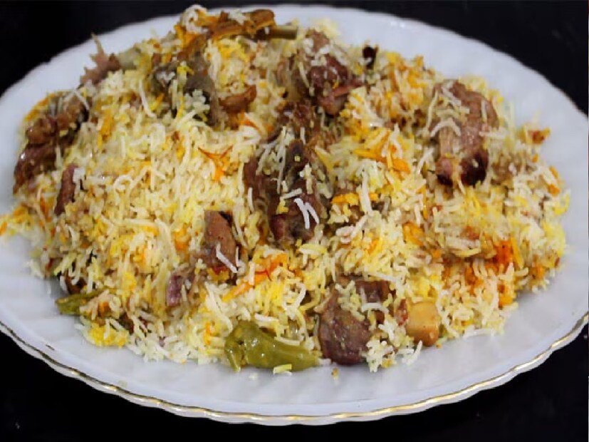 বিরিয়ানির গন্ধেই যেন মন-মেজাজ চাঙ্গা হয়ে যায়। বিরিয়ানি আর সঙ্গে একটু স্যালাড ও রায়তা থাকলে আর কিছুই লাগে না। 