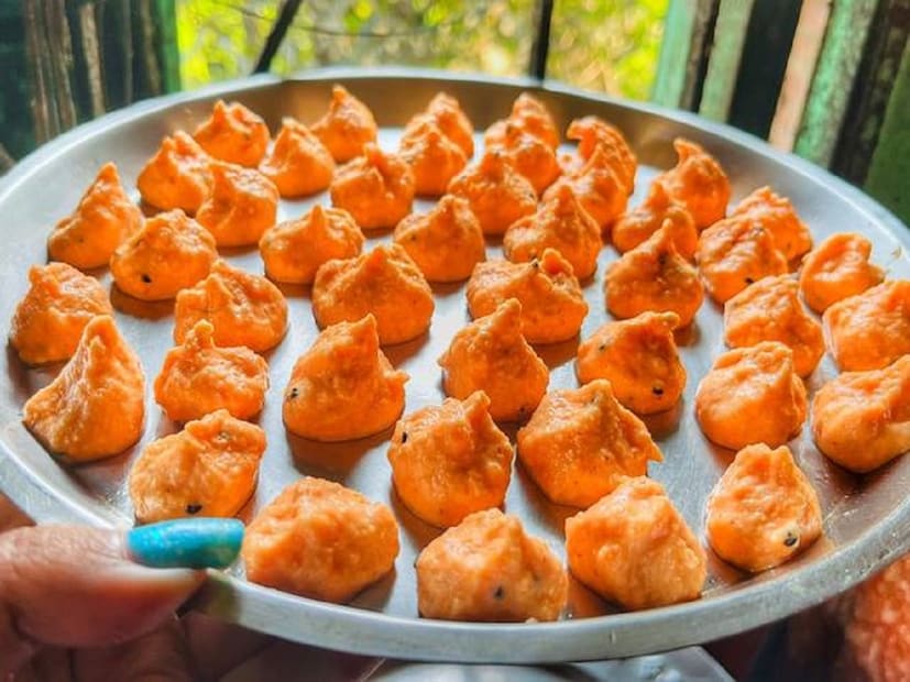 বিউলির ডাল বেটেই তৈরি হয় এই বড়ি। কিন্তু মশলা হিসেবে মেশানো হয় আদা বাটা, জিরে বাটা, শুকনো লঙ্কার গুঁড়ো, নুন আর সামান্য পাঁচফোড়ন। অনেকে আবার সামান্য হিং মিশিয়ে দেন। সব কিছু মিশিয়ে খুব মিহি করে বেটে চালুনি কিংবা থালায় দেওয়া হয় এই বড়ি।
